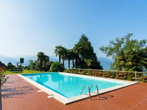 una piscina in un resort con montagne sullo sfondo di Belvilla by OYO Verdelago 16 a Citerna