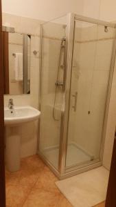 La salle de bains est pourvue d'une douche et d'un lavabo. dans l'établissement Casa al Lago, à Lecco