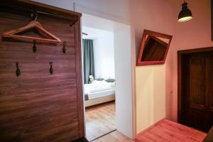 Un pat sau paturi într-o cameră la Hotel Bett und Buch