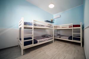pokój z 3 łóżkami piętrowymi w obiekcie Salento Sea & Sun w mieście Porto Cesareo