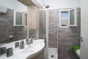 łazienka z umywalką i prysznicem w obiekcie Salento Sea & Sun w mieście Porto Cesareo