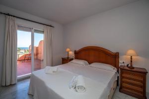 Un dormitorio con una cama con dos toallas encima. en Los Hidalgos Penthouse, en Manilva
