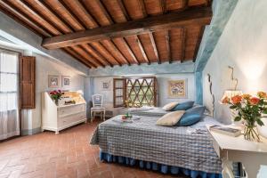 1 dormitorio con cama, escritorio y ventana en La Capannina di Matteo, en Tavarnelle in Val di Pesa
