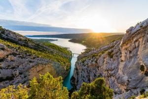 ラ・パリュ・シュル・ヴェルドンにあるHôtel le Panoramic - Votre Hôtel au cœur des Gorges du Verdonの岩壁の間の川の眺め