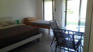 um quarto com uma cama, uma mesa e cadeiras em Le Villette em Pescara