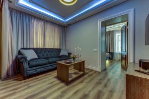 ein Wohnzimmer mit einem Sofa und einem Tisch in der Unterkunft Premium Hotel in Sankt Petersburg