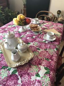 - une table avec un tissu de table et un service à thé dans l'établissement Lo scoglio, à Polignano a Mare