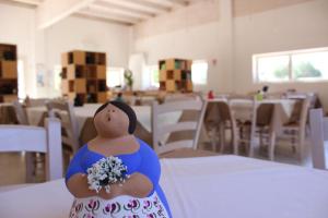 een beeldje van een vrouw die een bos bloemen vasthoudt bij TerreAmare Agriturismo in Porto Cesareo +50 foto's