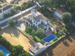 una vista aérea de una casa grande con piscina en Villa Cortijo El Torreon, en Utrera