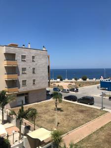 widok na budynek z oceanem w tle w obiekcie Lo scoglio w mieście Polignano a Mare