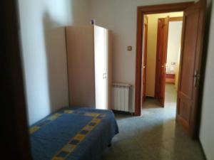 a bedroom with a blue bed in a room at Encantador apartamento cerca de la playa in Malgrat de Mar
