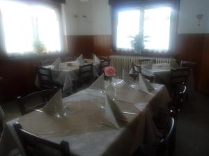 Restoran või mõni muu söögikoht majutusasutuses Albergo alla Pineta