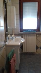 bagno con lavandino bianco e finestra di Le Villette a Pescara
