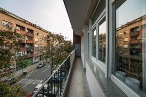 - un balcon donnant sur une rue dans l'établissement Apartment M49, à Zagreb