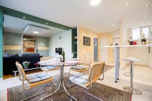 salon ze stołem i krzesłami w obiekcie Apartment M49 w Zagrzebiu