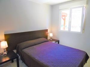 1 dormitorio con 1 cama, 2 mesas y una ventana en Ático Ancla Penthouse Levante Beach, en Benidorm