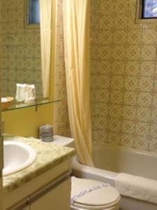 un bagno con lavandino, WC e vasca di Auberge Mountain View Inn a Mont-Tremblant