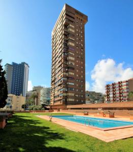 ベニドルムにあるLos Pinos 9B Apartment Levante Beach-Old Townの高層ビルの前のスイミングプール