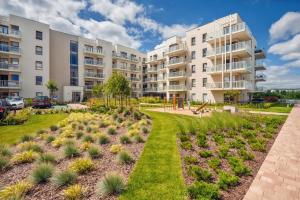 ogród przed budynkiem apartamentowym w obiekcie Apartamenty Sun & Snow Mila Baltica w Gdańsku