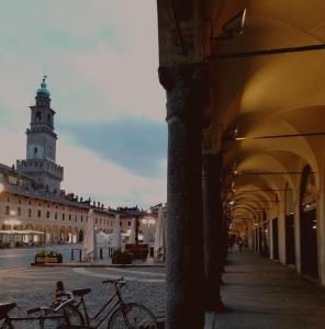 una calle con dos bicicletas estacionadas frente a un edificio en La via per Milano, en Vigevano