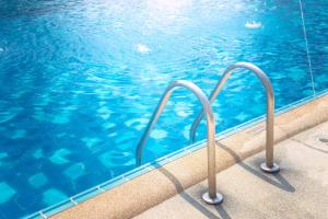 Swimming pool sa o malapit sa Al Najada Doha Hotel Apartments by Oaks