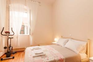 une chambre avec un grand lit avec une fenêtre dans l'établissement Kantouni Bizi Myranthis Apartment, à Corfou