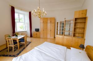 Cama ou camas em um quarto em Schloss Gumpoldskirchen