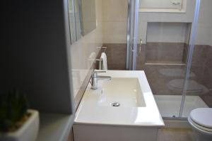 ヴァルデーリチェにあるAngelo Holiday Homeのバスルーム(シンク、シャワー、トイレ付)