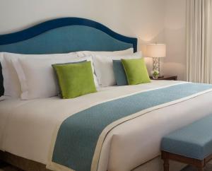 Rúm í herbergi á Al Najada Doha Hotel Apartments by Oaks