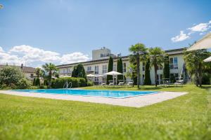 Bazén v ubytování Hotel Mandelhof nebo v jeho okolí