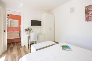 سرير أو أسرّة في غرفة في Albergo Labotte