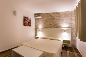 سرير أو أسرّة في غرفة في Albergo Labotte