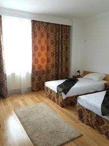 Un pat sau paturi într-o cameră la Hostel Tara