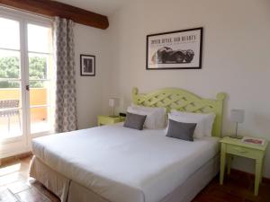 Кровать или кровати в номере Hôtel les Bouis - Vue mer
