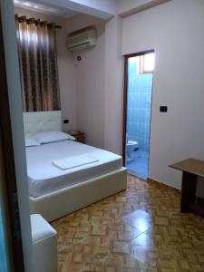 Postel nebo postele na pokoji v ubytování Hotel Gjeli