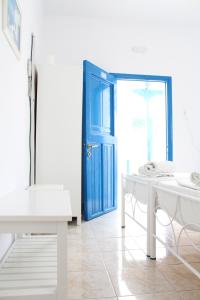 イオス島 チョーラにあるKaterina Yalosのバスルーム(シンク2台、青いドア付)