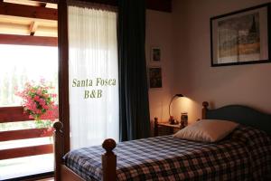 een slaapkamer met een bed voor een raam bij B&B Santa Fosca in Pederobba