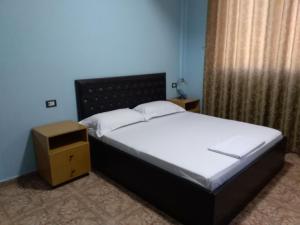 Postel nebo postele na pokoji v ubytování Hotel Gjeli