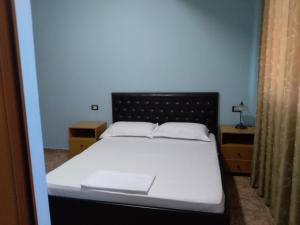 Postel nebo postele na pokoji v ubytování Hotel Gjeli
