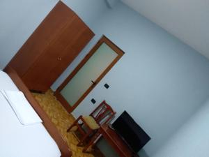 TV a/nebo společenská místnost v ubytování Hotel Gjeli