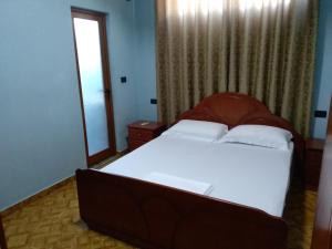Postel nebo postele na pokoji v ubytování Hotel Gjeli
