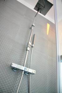 einen Duschkopf im Bad mit Dusche in der Unterkunft Terracielo Home casa vacanza privata in Polignano a Mare + 25 Fotos