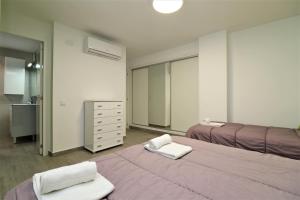 Łóżko lub łóżka w pokoju w obiekcie Agua Azul 4-A Apartment Levante-Rincon de Loix