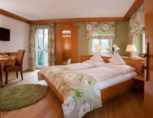 Säng eller sängar i ett rum på Hotel Fischerhaus