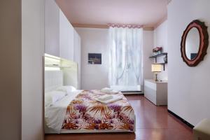 佛羅倫斯的住宿－Silver Sword Suite，一间卧室配有一张大床和镜子