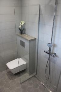 Ένα μπάνιο στο Naava Chalet Pikku Panda (305) +7 φωτογραφίες