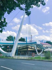 un grand bâtiment avec un pont sur une route dans l'établissement La Pasarela, à Mamaia