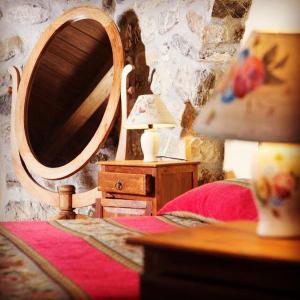um quarto com uma cama com um espelho e um candeeiro em Hotel Ristorante Mulino Iannarelli em San Severino Lucano