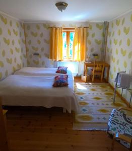 - une chambre avec un grand lit et une fenêtre dans l'établissement Tingvall B&B Eco-Lodge, à Bullaren