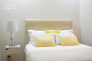 Uma cama ou camas num quarto em Alecrim Rosmaninho Guest House